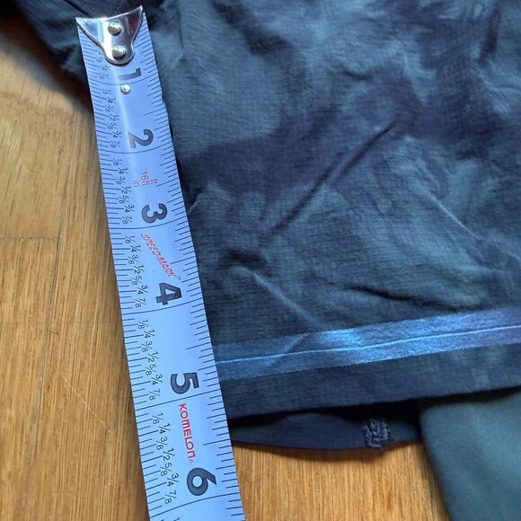 Lululemon Men Size M Black Tidal Dye Surge 6" Bold Lines Athletic Running Shorts - Picture 9 of 15